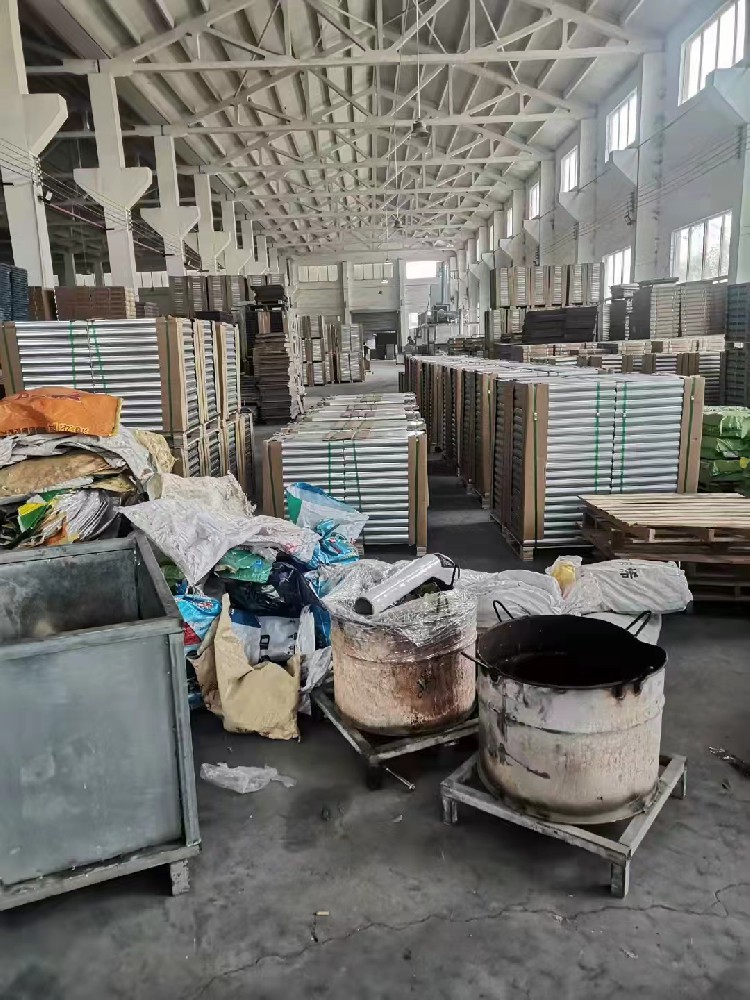 为什么老机房的防静电地板一踩就响，新···